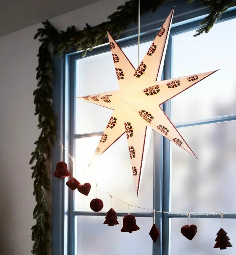 Fensterdeko für die Adventszeit mit beleuchtetem Stern