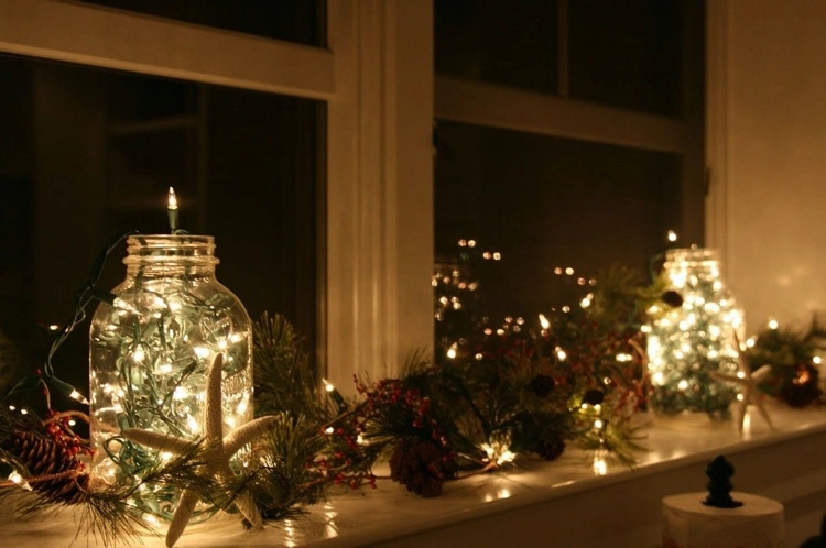 Fensterdeko zu Weihnachten 2022 mit Lichterketten in Gläsern