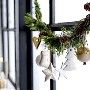 Fenstergirlande zu Weihnachten basteln aus Naturmaterialien und DIY Anhängern