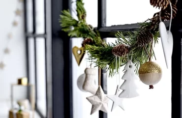 Fenstergirlande zu Weihnachten basteln aus Naturmaterialien und DIY Anhängern