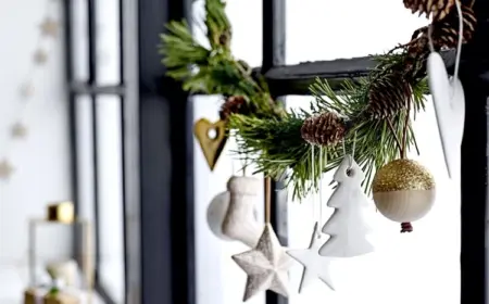Fenstergirlande zu Weihnachten basteln aus Naturmaterialien und DIY Anhängern