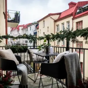 Fichtengirlanden schaffen eine wunderbar grüne Umgebung auf dem Balkon