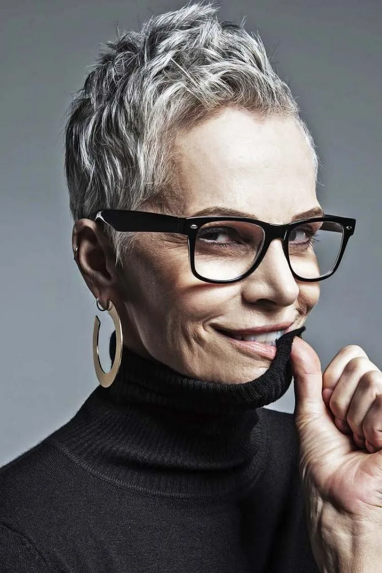 Freche Frisuren ab 50 - Shaggy Pixie Cut für Frauen mit Brille