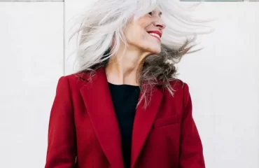 Freche Mode für kleine Frauen ab 60 - Mantel in modernem, kräftigem Rot
