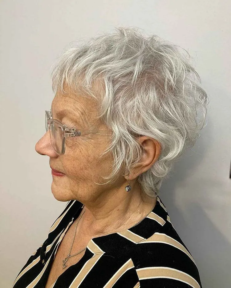 Freche, gewellte Pixie-Haarschnitte für über 60-Jährige mit und ohne Brille