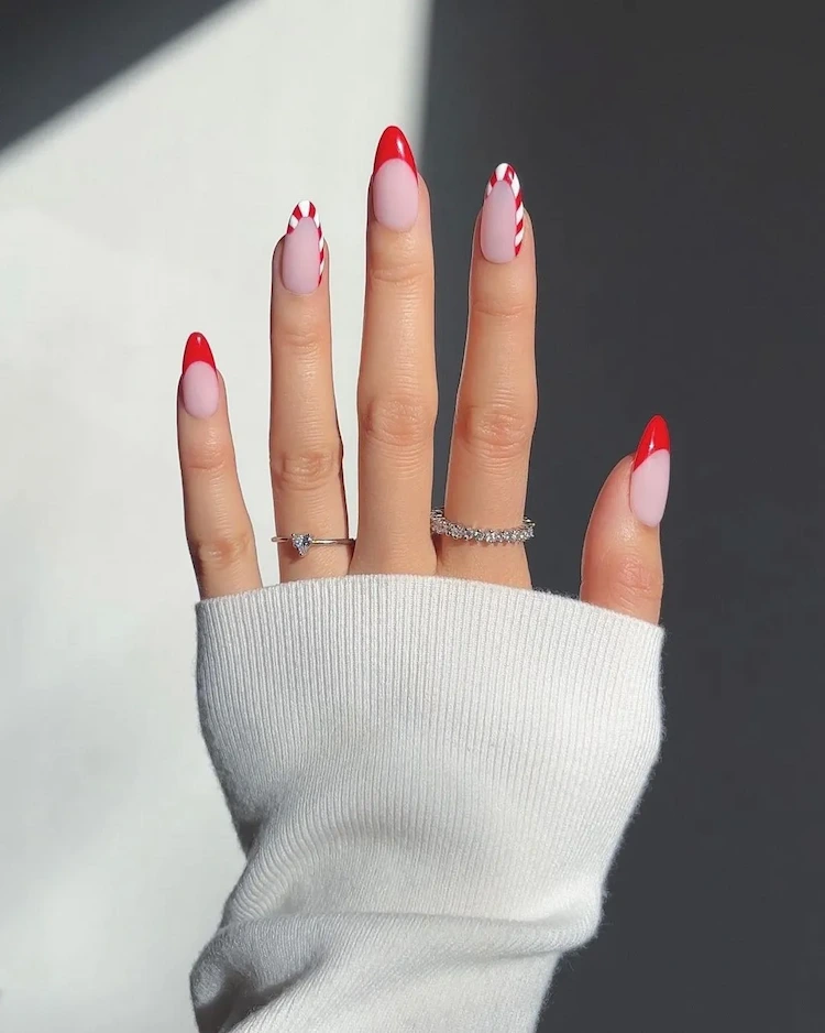 French Manicure in Rot mit Zuckerstangen - ein stimmungsvolles Nageldesign