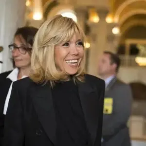 Frisuren inspiriert von Brigitte Macron für Frauen ab 60 - ein Clip am Hinterkopf & offene Strähnen