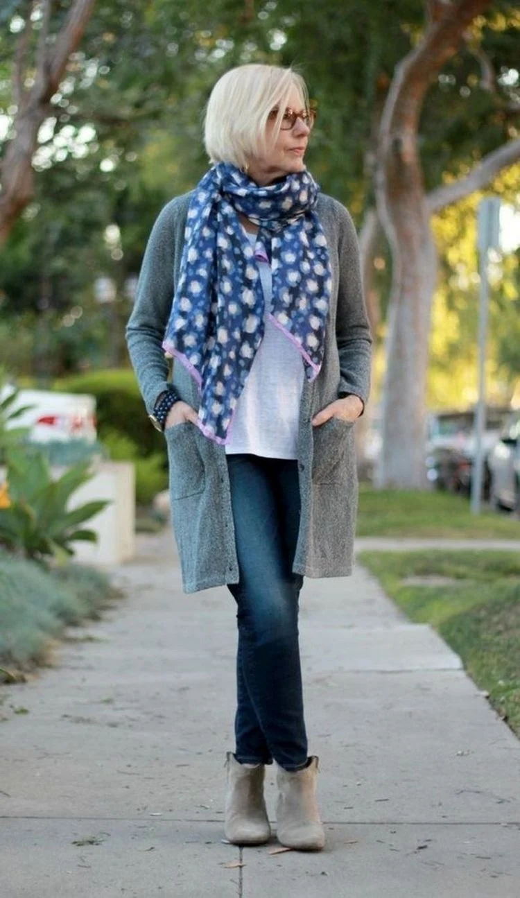 Für das bequemste Outfit im Winter kann man Jeans mit einer Strickjacke oder einem Mantel kombinieren