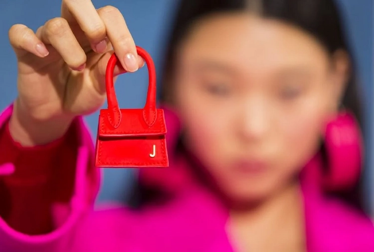 Für einen eleganten Look die Minitasche in Rot auswählen