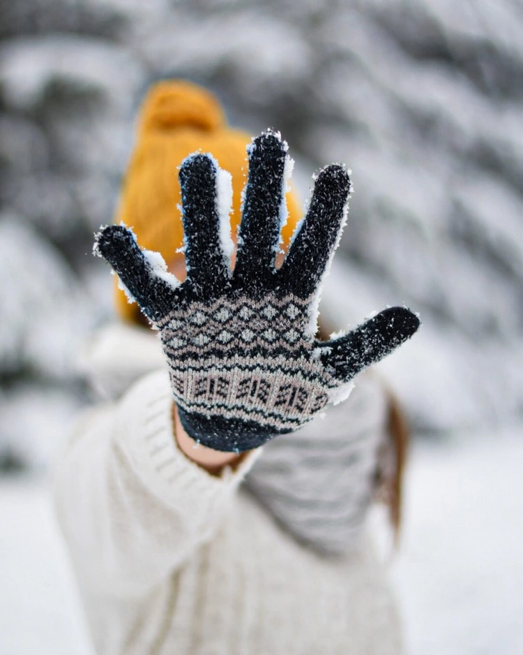 Gegen trockene Hände im Winter sollten Sie Handschuhe tragen, wenn Sie sich länger draußen aufhalten