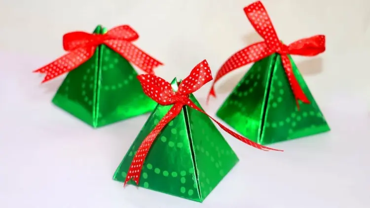 Geschenkbox zu Weihnachten für kleine Geschenke in einer Pyramide