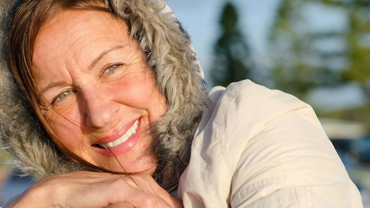 Gesichtspflege für ältere Haut ab 50 - Tragen Sie LSF