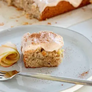 Gewürzkuchen vom Blech - einfache Variationen mit Zuckerguss, Äpfeln und vegan