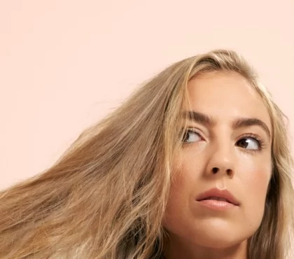 Haarfarbe ohne Chemie und Ammoniak selber machen - Kamillentee kann Ihnen dabei helfen