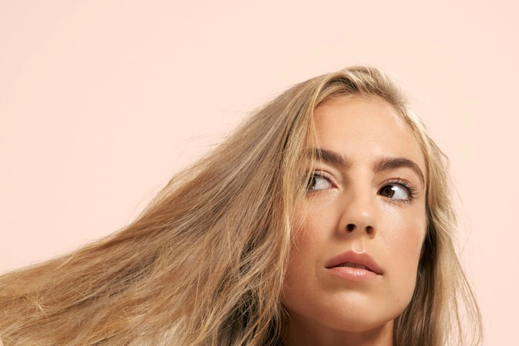 Haarfarbe ohne Chemie und Ammoniak selber machen - Kamillentee kann Ihnen dabei helfen