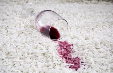 Hartnäckige Rotweinflecken entfernen aus Teppich