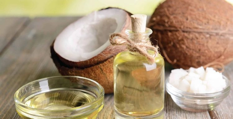 Hausmittel gegen Falten - Gesichtsmassage mit Kokosnussöl