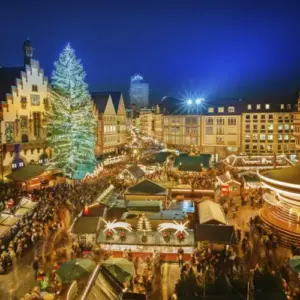 Im französischen Straßburg ist der Markt von Fachwerkhäusern umgeben