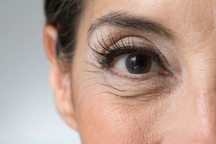 Jünger schminken ab 50 - Mit diesen Tipps können Sie die Falten unter den Augen kaschieren