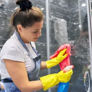Kalk im Bad entfernen Hausmittel Glaswand Dusche entkalken Apfelessig