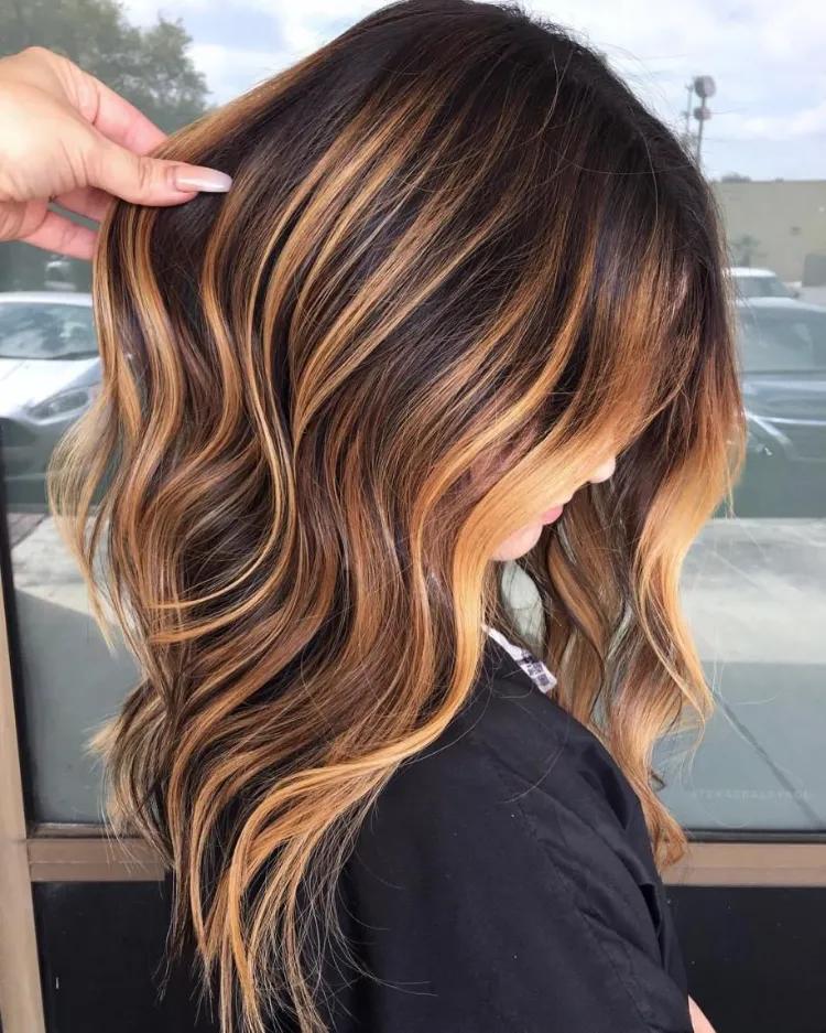 Karamell Highlights braune Haare Haarfarben Trends 2022