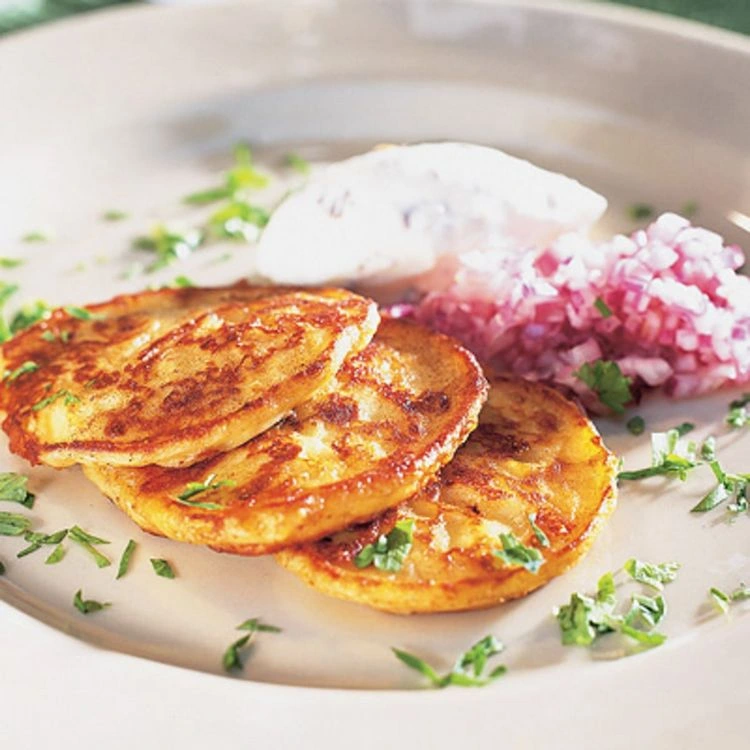 Kartoffelpfannkuchen mit saurer Sahne und Speck kann man sehr einfach zubereiten