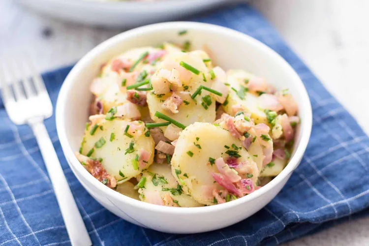 Kartoffelsalat mit Würstchen typisch Deutsches Weihnachtsessen Rezepte