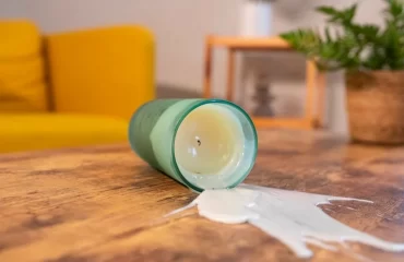 Kerzenwachs entfernen - Tipps, wie Sie Wachs aus Glas, Kleidung, Tischdecke u. a. wieder loswerden können