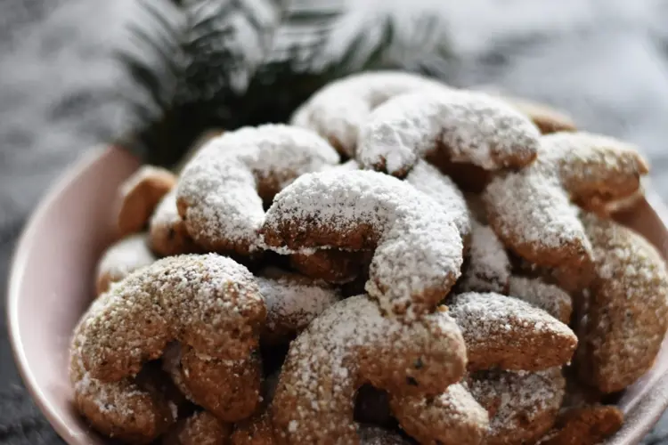 Kipferl Recipes with walnuts, hazelnuts and almonds for nutty cookies
