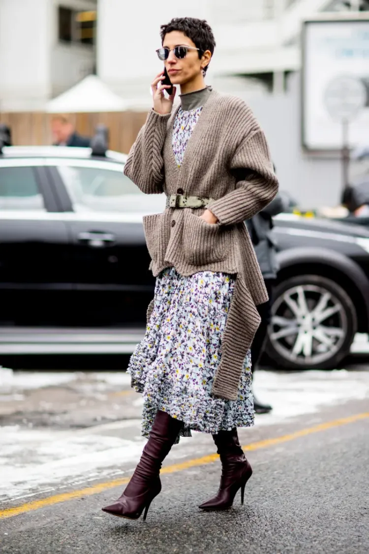 Kleid mit Boots kombinieren wie Kleider mit Strickjacke stylen im Winter