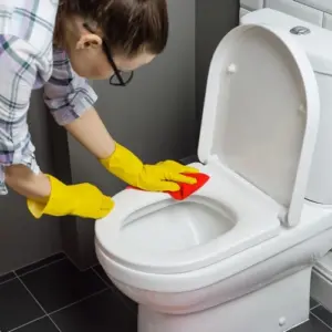 Klobrille reinigen - Diese drei Methoden bringen Ihren WC-Sitz zum Glänzen