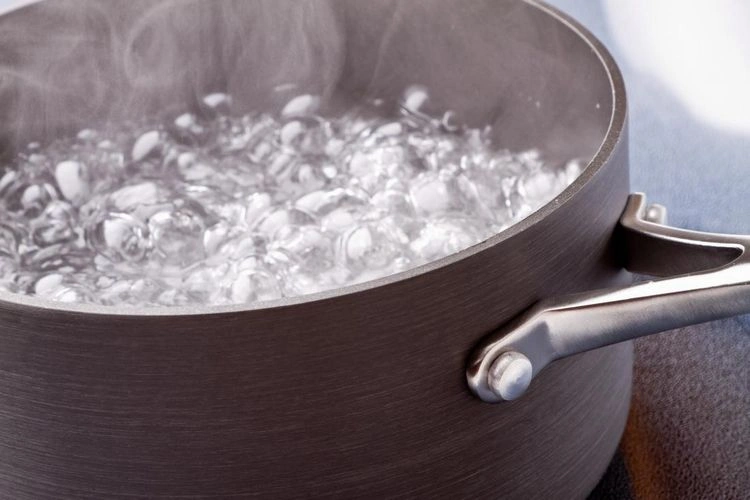 Kochendes Wasser zum Entfernen von verbrannten Essensresten