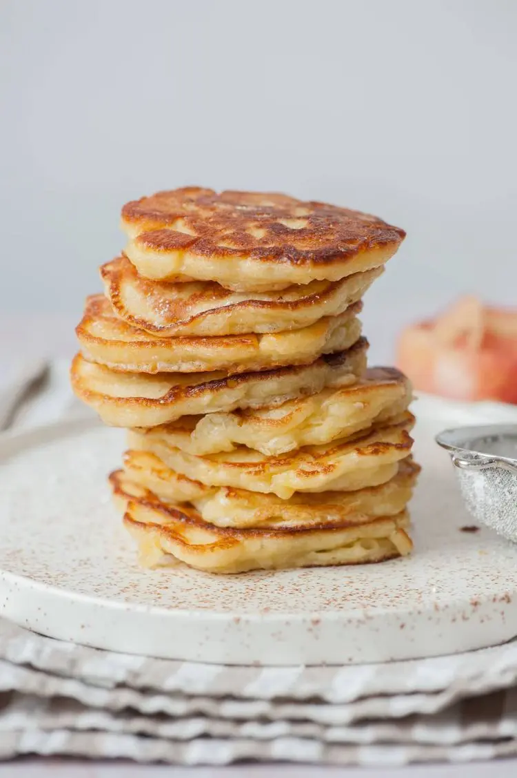 Delicious cottage cheese and apple pancakes - an easy recipe