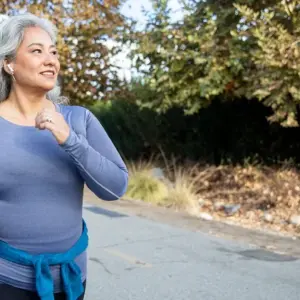 Krafttraining im Alter Vorteile Bauchfett verlieren Frau ab 60