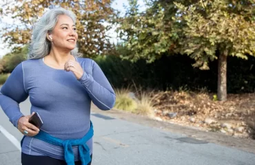 Krafttraining im Alter Vorteile Bauchfett verlieren Frau ab 60