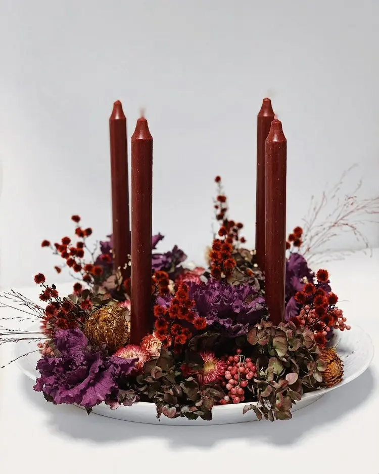 Kranz in Bordeaux aus Trockenblumen für den Advent mit Tafelkerzen