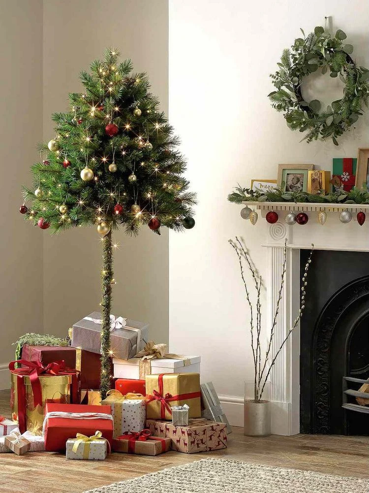 Lassen Sie die unteren Zweige des Weihnachtsbaums frei, um ihn vor der Katze zu schützen