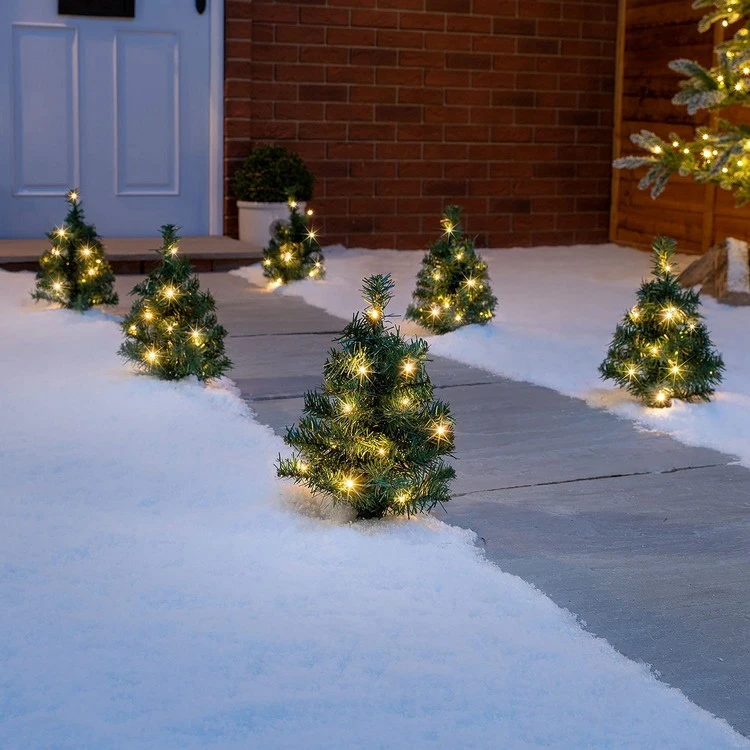 Mit diesen Mini Weihnachtsbäumen mit Beleuchtung bereiten Sie Ihren Gästen einen fröhlichen Empfang