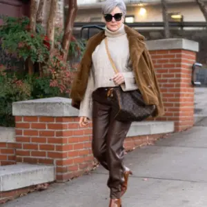 Mode für 50-jährige Damen - trendige Pullover-Modelle tragen