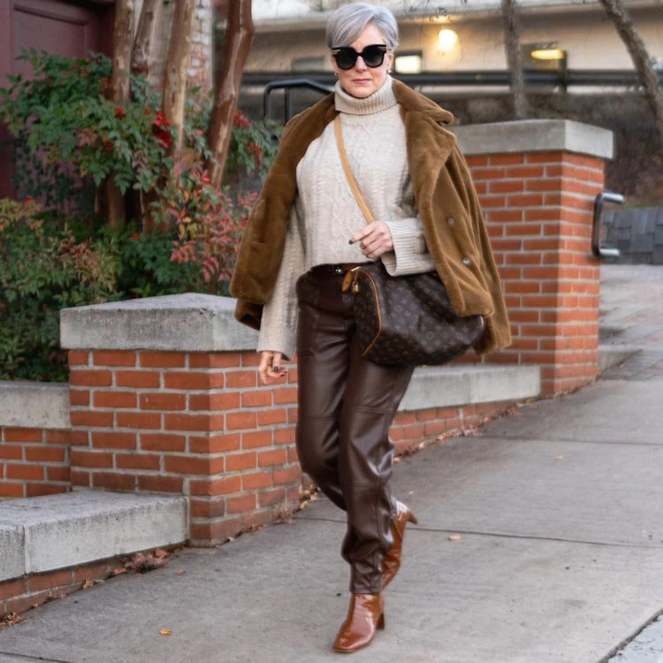 Mode für 50-jährige Damen - trendige Pullover-Modelle