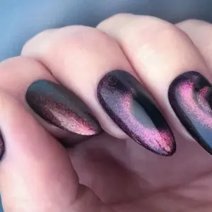 Nagellack-Trends für Herbst und Winter 2022 - Cat-Eye-Design