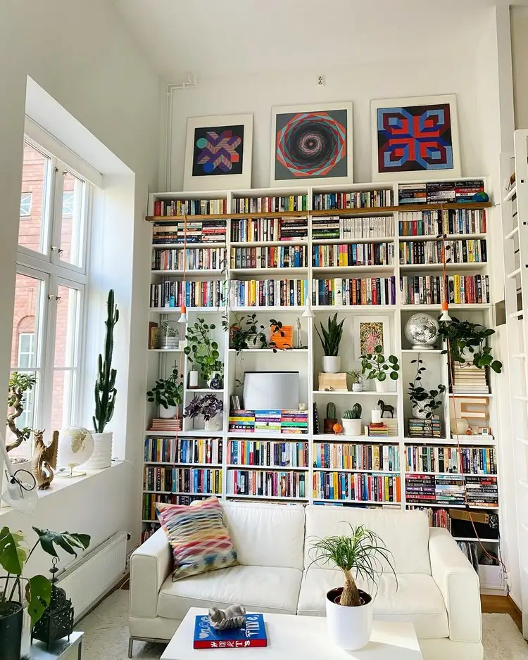 Nutzen Sie eine Bibliothek für Farbe und Textur im Wohnzimmer