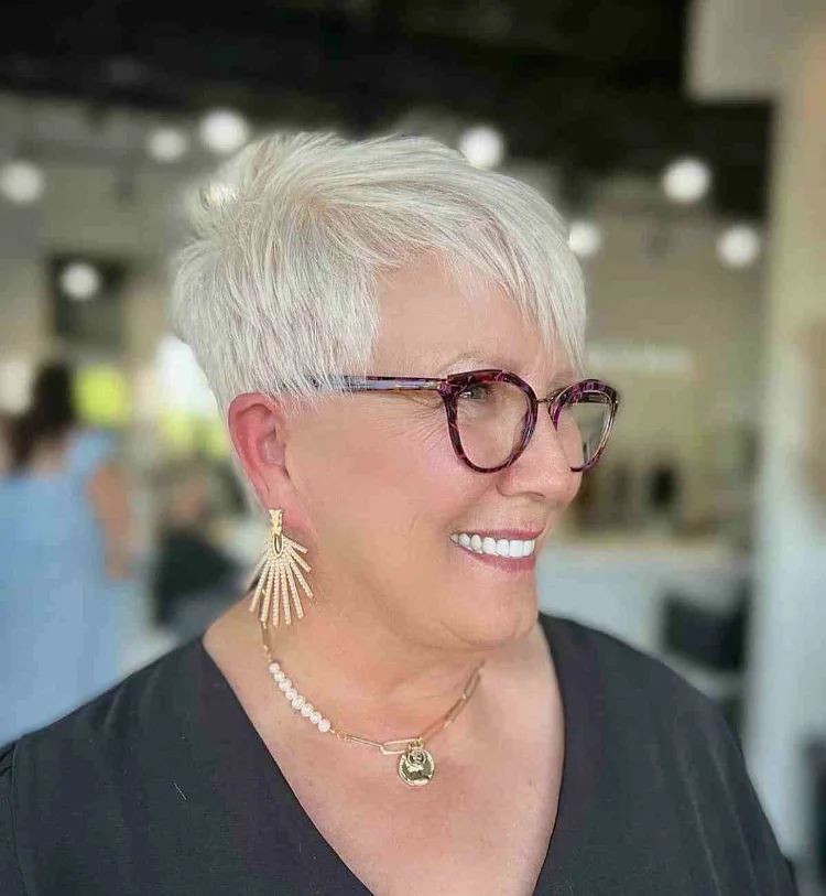 Pixie Haare blonde mit Seitenscheitel für Frauen ab 60 mit Brille