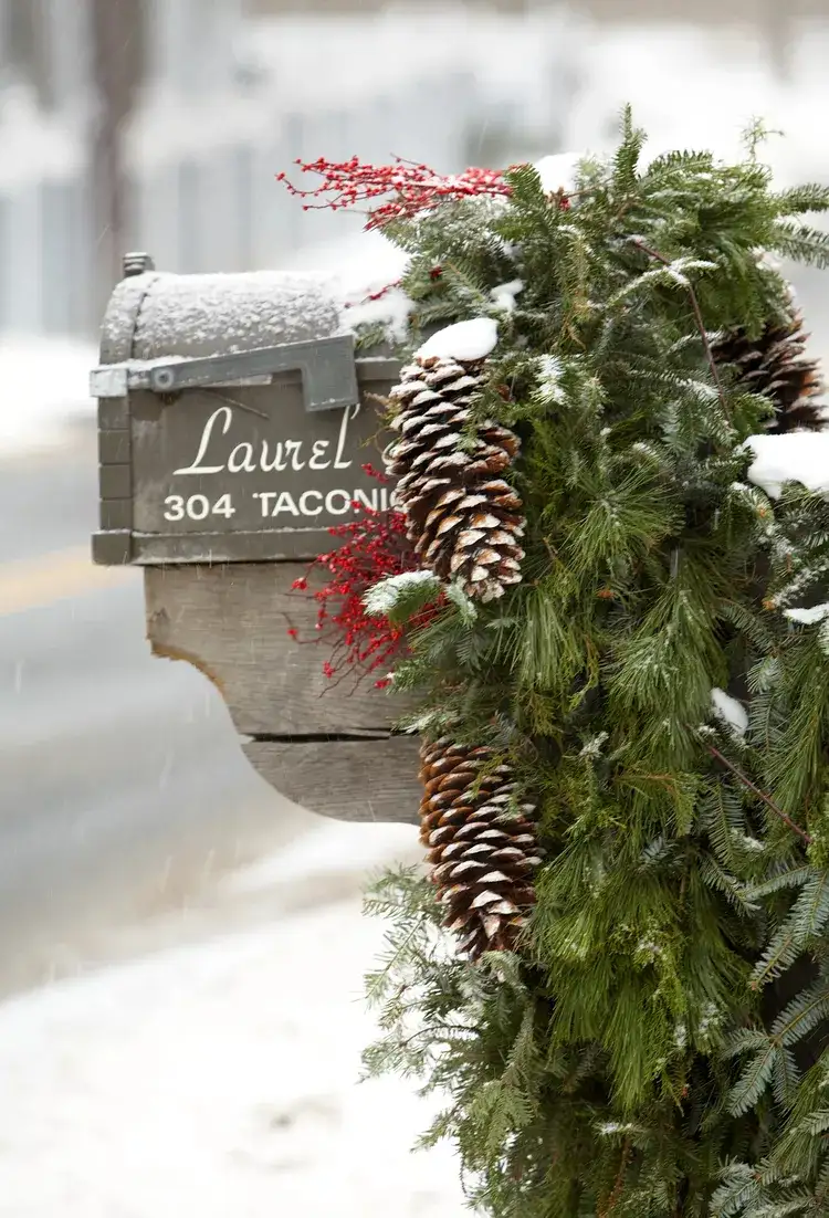 Postkasten weihnachtlich mit Naturmaterialien dekorieren