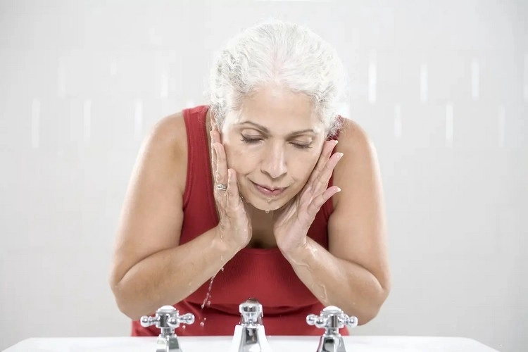 Reife Haut pflegen - Beginnen Sie jeden Morgen und Abend mit der Reinigung von Gesicht und Hals