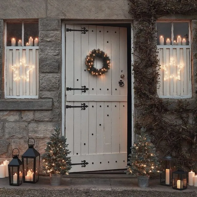 Schmücken Sie Ihre Haustür für die Weihnachtszeit mit einem kleinen, künstlichen LED-Tannenbaum im Topf