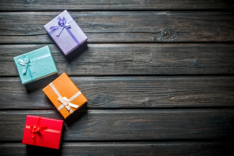 Schnelle Verpackungen als Alternative zum komplizierten Geschenkpapier für kleine Geschenke