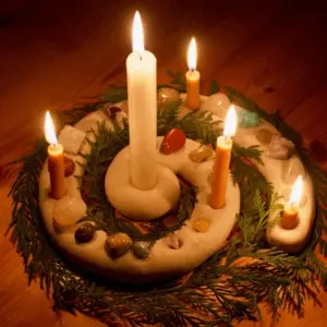 Schöne leuchtende Adventsspirale mit Kerzen für jeden Advent