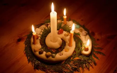 Schöne leuchtende Adventsspirale mit Kerzen für jeden Advent