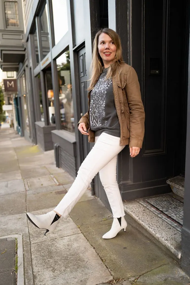 Schuh-Trends Winter 2023 - Weiße Ankle Boots zu weißen Straight Leg Jeans tragen